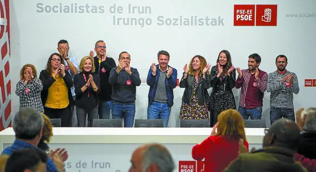 José Antonio Santano celebra en la Casa del Pueblo con su equipo y con los afiliados y simpatizantes del PSE-EE la victoria de los socialistas de Irun. / F. DE LA HERA