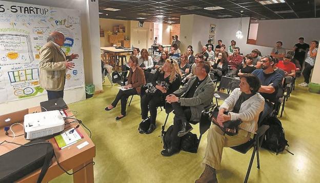 Intercambio. Asistentes a la segunda jornada de 'networking' celebrada el jueves en Irun Factory. /