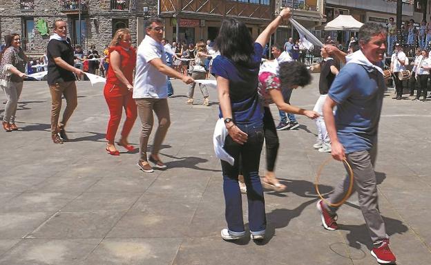Ediles del PNV, PSE-EE y EH Bildu renovaron la tradición con el baile de la sokadantza. / FOTOS JUANTXO UNANUA