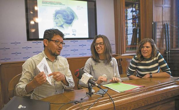 Sobre Menchu Gal. Ricardo Catalán, Juncal Eizaguirre y Ana Zubikoa anunciaron la segunda '18 cm'./DE LA HERA