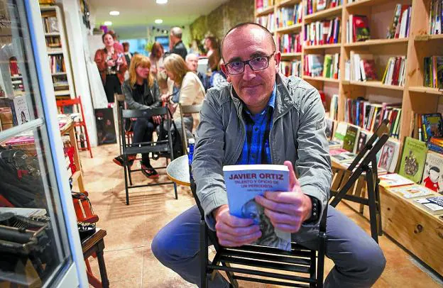 En la librería. Mikel Iturria presentó en su ciudad 'Javier Ortiz. Talento y oficio de un periodista'. /  F. DE LA HERA