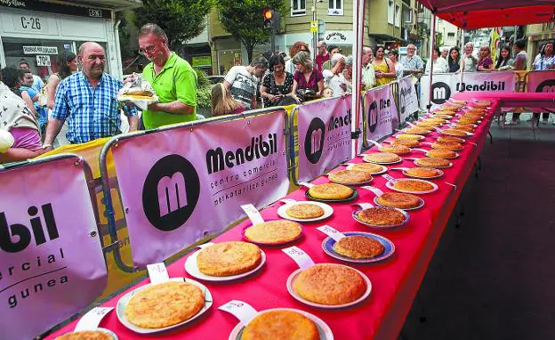 Muchísimos irundarras participaron de nuevo en el Concurso de Tortillas de Patata del Centro Comercial Mendibil./F. DE LA HERA