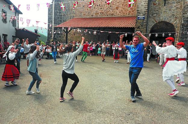 Soka-dantza. Bailes populares en las fiestas de San Pedro. /  AITOR