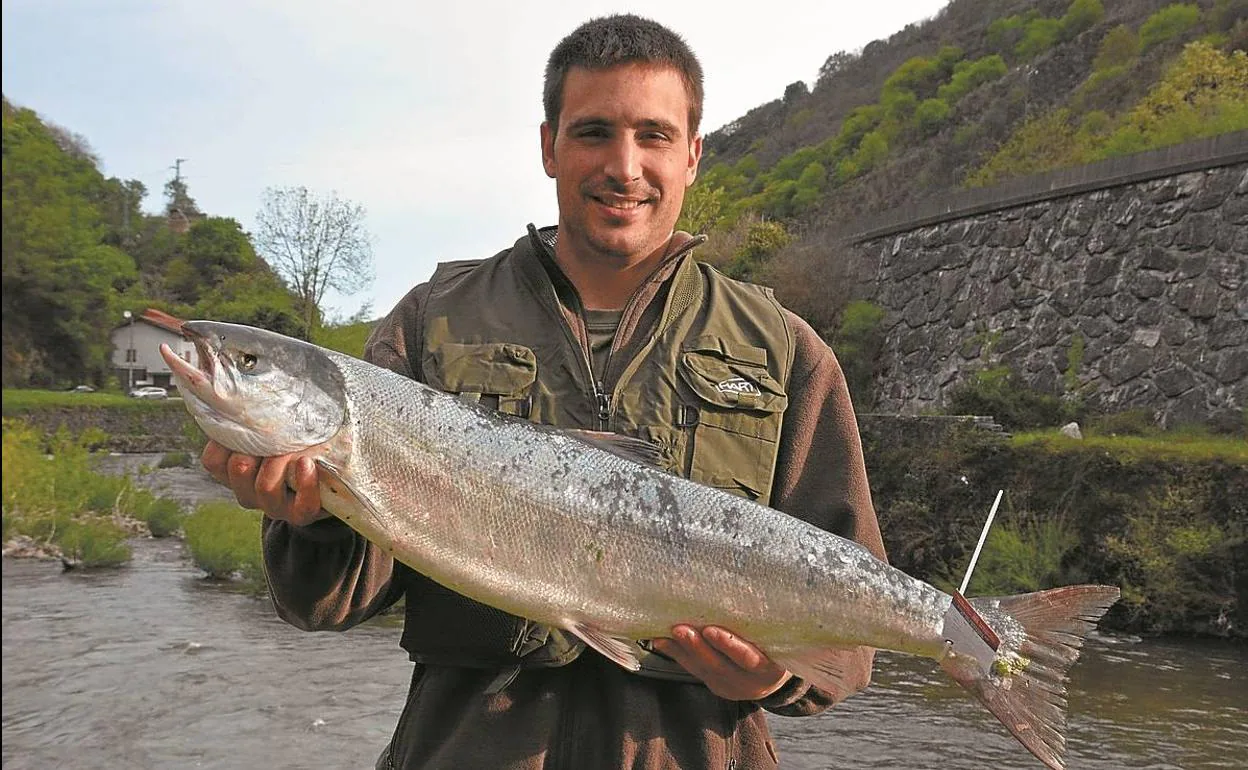 Ilegible adjetivo especificar Cerrada la pesca de salmón en el río Bidasoa hasta el viernes, inclusive |  El Diario Vasco
