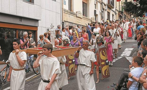 La procesión de la Navigium Isidis fue seguida por cientos de espectadores. / FLOREN PORTU