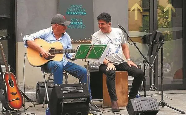 El dúo Paton, en uno de sus conciertos frente al Museo Oiasso./