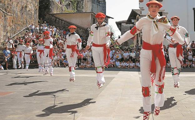 Izaskun Agara capitaneó la Bordondantza, baile principal en las fiestas de San Esteban de Bera. / A.D.C.