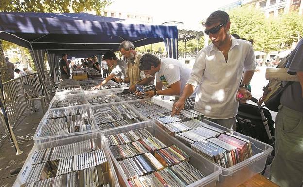 Mucha música. Stand de discos compactos en una edición de la Feria de Coleccionismo de Irun. / DE LA HERA