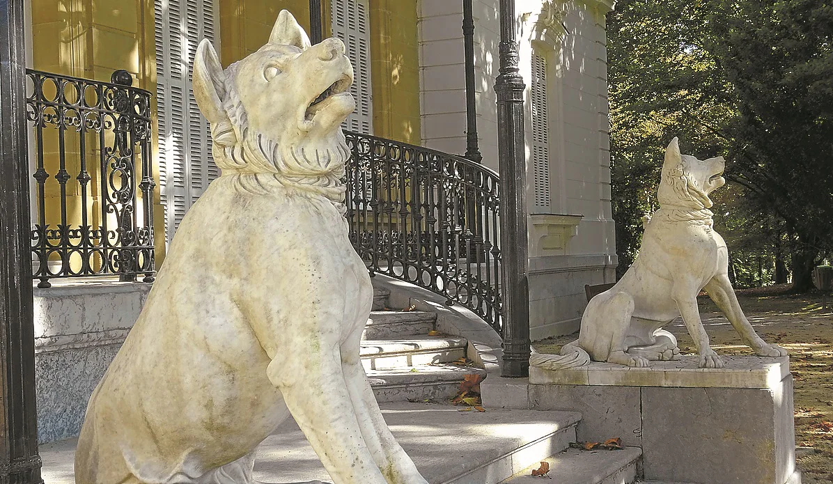 Las esculturas de los dos canes de Ayete no tienen autor conocido. :: fotos: horcajo y beobide