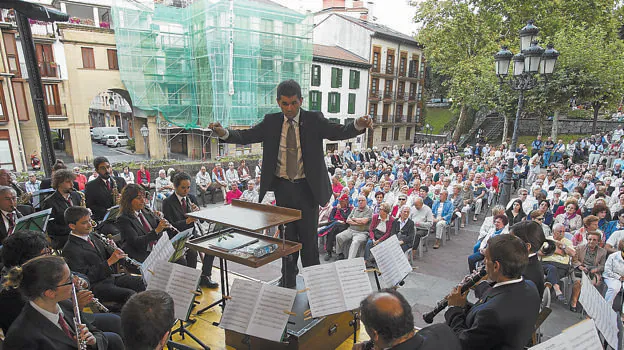 El público abarrota la plazoleta del Juncal en una edición anterior del concierto del día 7. / F. DE LA HERA