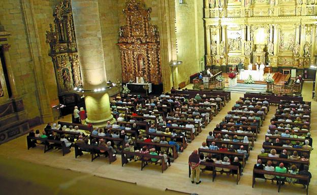 La iglesia del Juncal acogió ayer la última novena en honor a la patrona./ F. DE LA HERA