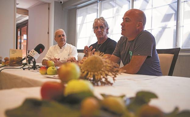 Inaxio Muguruza, Angel Mariezkurrena eta Aitor Mendiluze, ekimenaren aurkezpenean./F. DE LA HERA