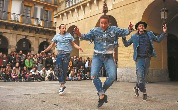 Un instante de la representación de 'Topa'. / ARIZMENDI