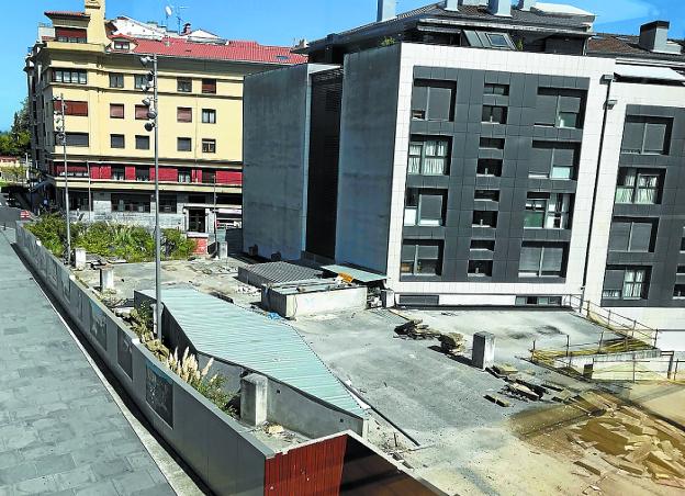 Completar la plaza. El nuevo edificio municipal ocupará la parcela libre en San Juan, estará conectado con la actual casa consistorial y podría estarlo con el CBA y el SAC./F. DE LA HERA