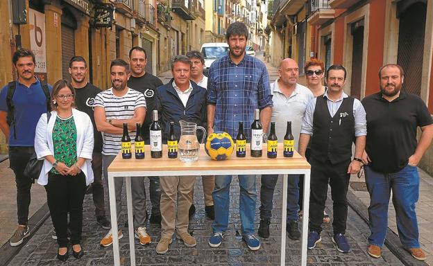 Los actos preparados para la fiesta del sábado fueron presentados ayer en la misma calle Mayor. / F. DE LA HERA