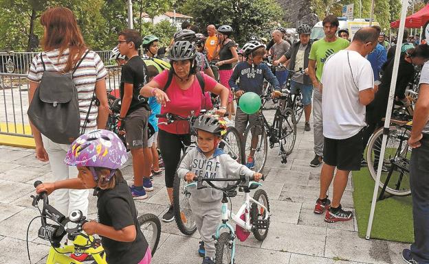 Llegada de la marcha cicloturista de Irun a la plaza del Bicentenario, donde se celebró la 'Bicifiesta Ederbidea'. / FLOREN PORTU
