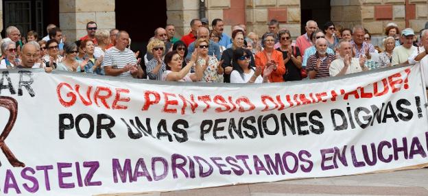 Los pensionistas eibarreses celebraron una concentración donde anunciaron las movilizaciones programadas para octubre./MIKEL ASKASIBAR