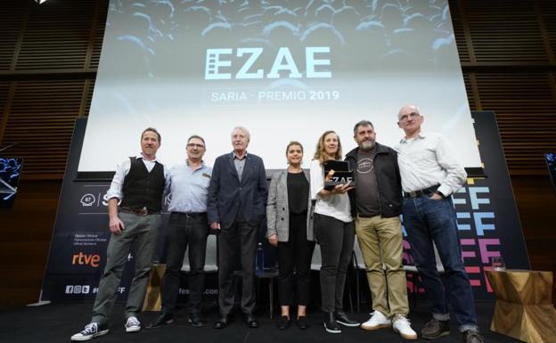 El presidente de EZAE, Alfonso Benegas, junto con los premios./LOBO ALTUNA