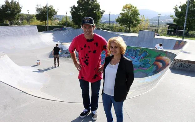 Gonzalo Irigoras y Rebeca González en el skatepark. /  F. PORTU