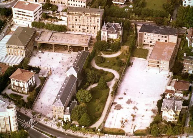 Imagen de comienzos de los 80, con Villa Argentina en el lugar del actual edificio central y el frontón cubierto donde jugó Gallastegui./