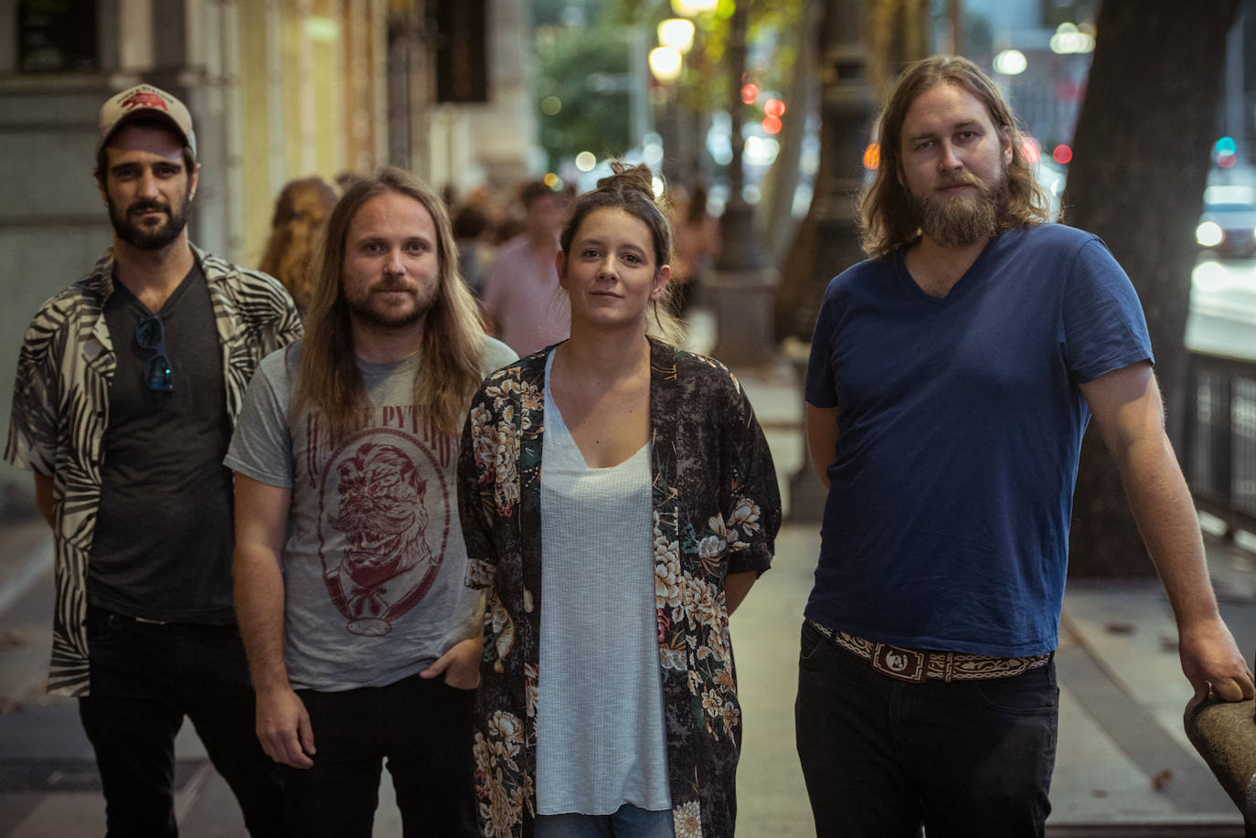 Die Band posiert in einer zentralen Straße von Madrid.