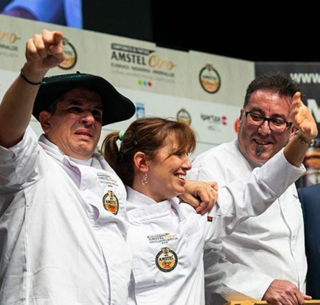 David y Naiara saludan emocionados tras recibir el premio./