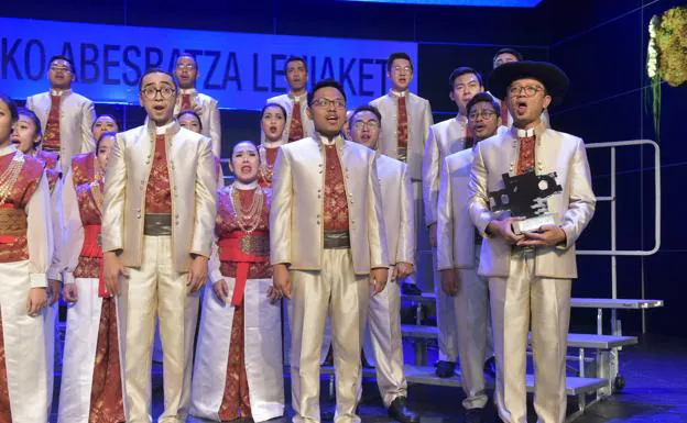 El coro Batavia con el trofeo de ganador./Iñigo Royo