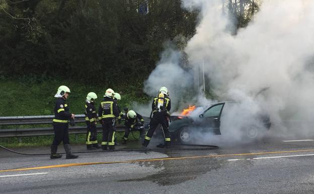 Los bomberos sofocan un incendio en un vehículo en San Sebastián - Diario Vasco