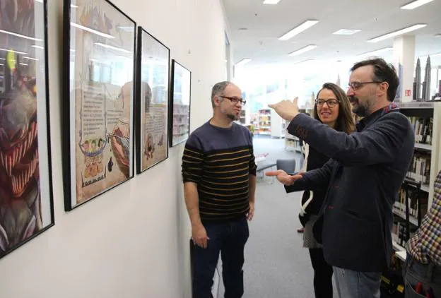 Jorge Madejón, Juncal Eizaguirre y Josemi Beltrán observan las ilustraciones de 'Ajuar funerario'. /