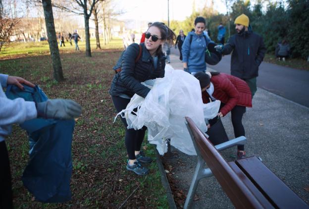 Voluntarios limpian la ribera del Bidasoa