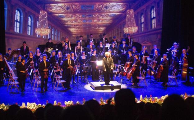 Música. La Orquesta Luis Mariano ofrecerá el jueves el Concierto de Año Nuevo, junto con el ballet de la Compagnie Lychore./F. DE LA HERA