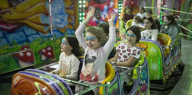 Las atracciones de feria, instaladas en el pabellón 3, son uno de los principales atractivos para los pequeños visitantes del PIN./