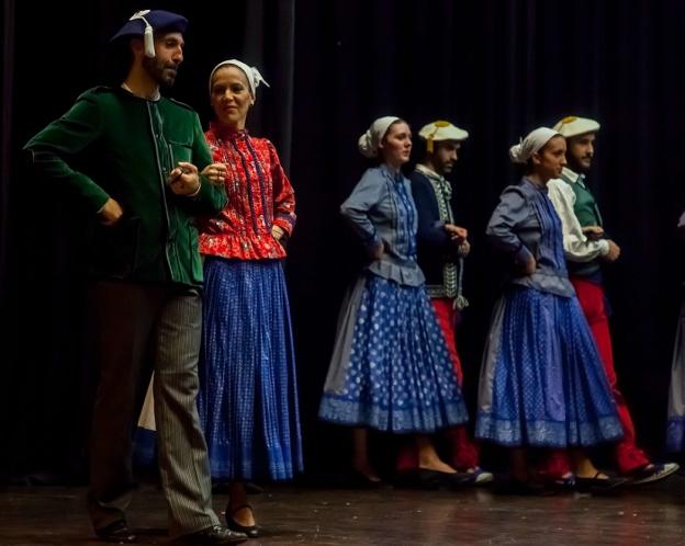Plantel. Dantzaris de varios grupos del PaÃ­s Vasco, entre los que estÃ¡ Haritz EDT, participan en la obra. /