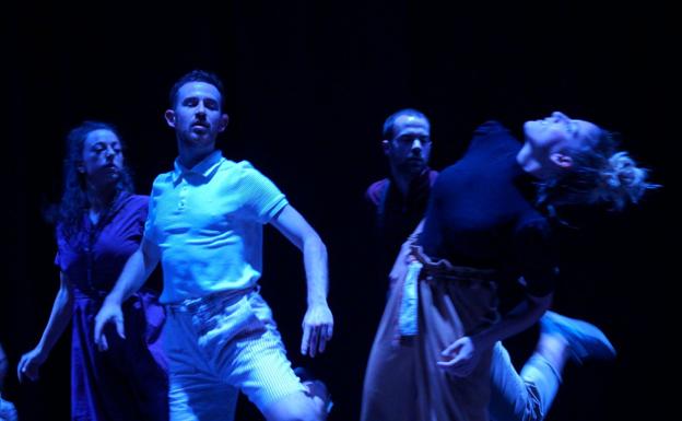 Los bailarines de Haatik, en escena./