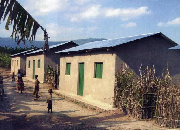Casitas construidas por la ONG Behar Bidasoa en el polo de desarrollo de Kabuga, en Ruanda./