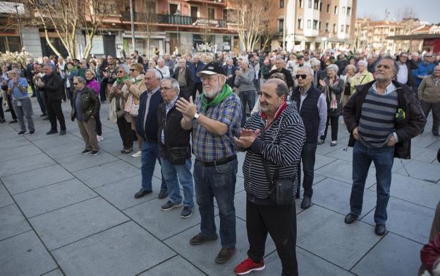 Pensionistas aplauden durante la concentración que se celebró ayer en San Juan. / F. DE LA HERA