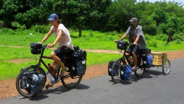 Isa y Karmelo sostienen que «para este viaje sí que hacían falta estas alforjas»; recorrieron más de 18.000 kilómetros con 145 kilos de equipaje./