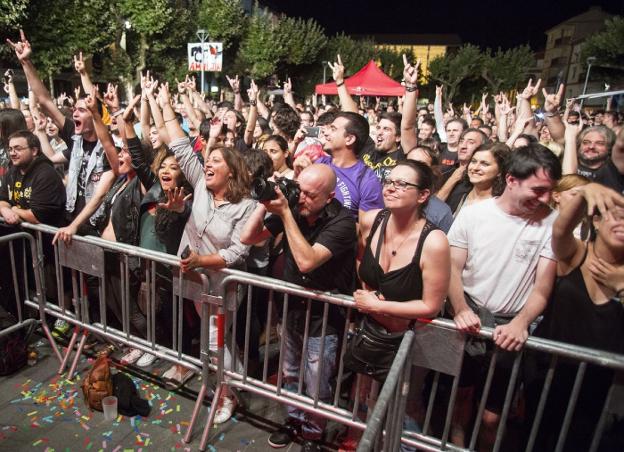 El público, muy animado, durante un concierto en la plaza Urdanibia. / F. DE LA HERA