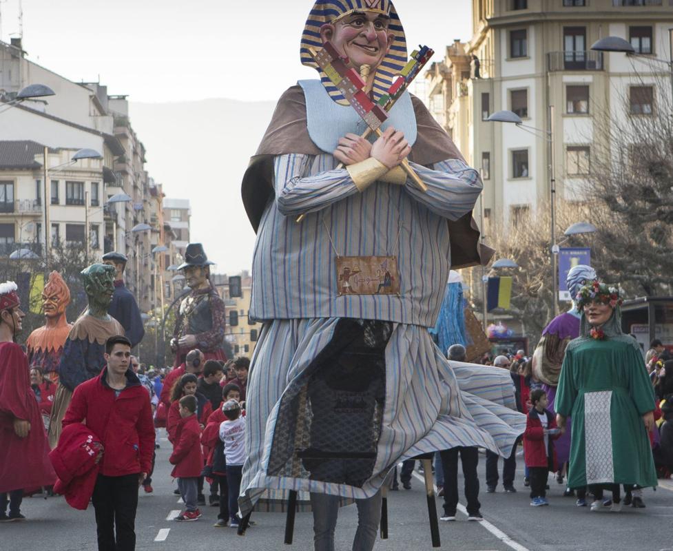 Tutankamon. Zanpantzar y su comitiva iban al frente del desfile de Carnaval. / FOTOS: F. DE LA HERA