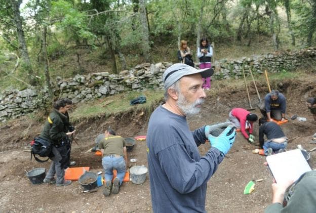 El antropólogo forense Paco Etxebarria, en una fosa de la localidad alavesa de Bóveda./IGOR AIZPURU