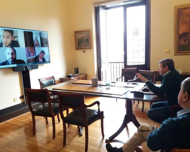 Reunión de la Junta de Portavoces por videoconferencia, con el alcalde y representantes de todos los grupos políticos del Ayuntamiento./