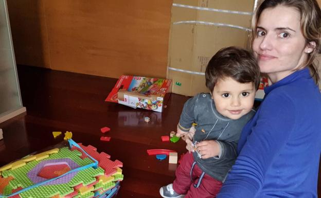 Rebeca González juega con su hijo Lucas, de 16 meses, en su casa./