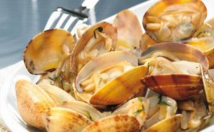 Almejas a la plancha de Martín Berasategui/JOSÉ LUIS LÓPEZ DE ZUBIRÍA / ARCHIVO