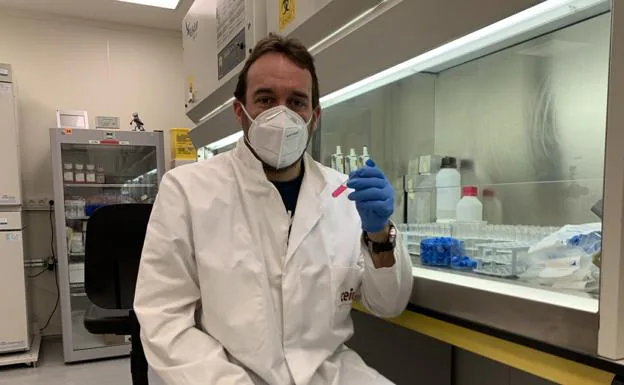Sergio Arana, en el laboratorio del Ceit, con uno de los transportes virales que fabrican para Osakidetza. /