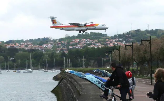 Un avión aterriza en el aeropuerto de Hondarribia./Mikel Fraile