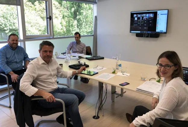 Txomin Sagarzazu, José Antonio Santano y Leire Zubitur dirigieron desde la sede de Servicios de Txingudi una asamblea de la Mancomunidad que se celebró por videoconferencia. / F. DE LA HERA