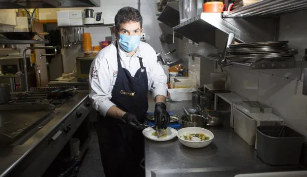 David Rodríguez, en la cocina del restaurante Danako, preparando pedidos. / FOTOS F. DE LA HERA