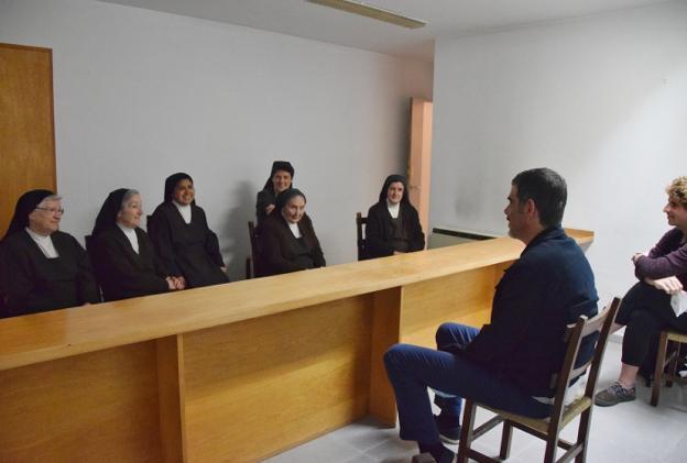 El alcalde, Eneko Goia, despidió ayer a las hermanas Carmelitas en el convento de Santa Teresa. / I. A.
