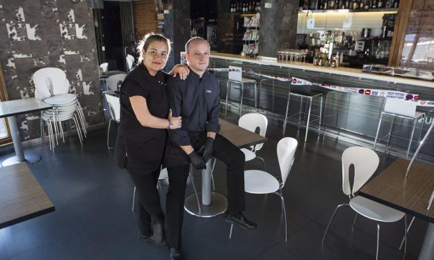 Ana Belén Margañón y David Hornillos, en su restaurante Zura, de Palmera-Montero. / FOTOS F. DE LA HERA