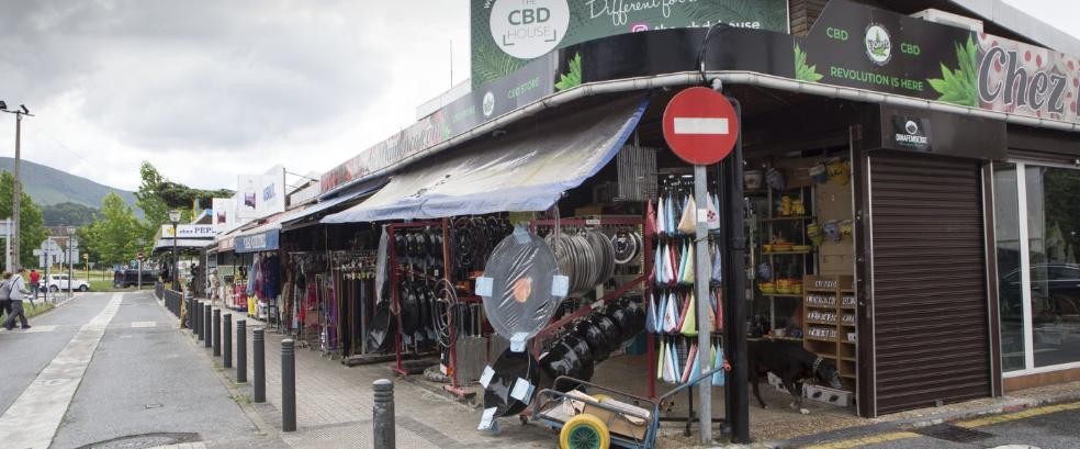 Los comercios de Behobia muestran una imagen triste y vacía, sin apenas clientes debido al cierre de la frontera. / F. DE LA HERA